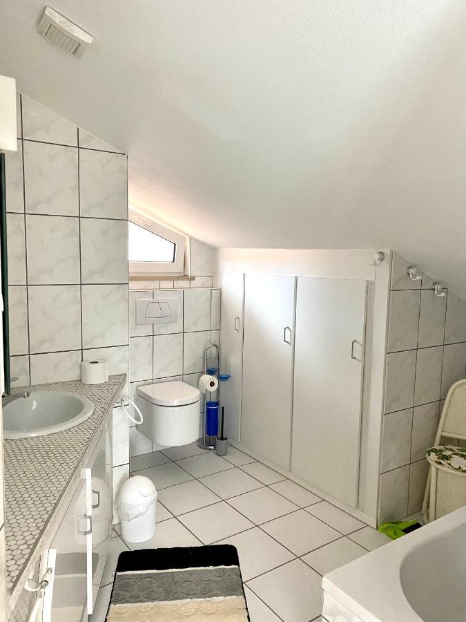 Moeblierte 3 Zimmer Apartment - Mit Smart Tv, Wlan Und Kostenfreie Parkplaetze Schloß Holte-Stukenbrock Exterior photo